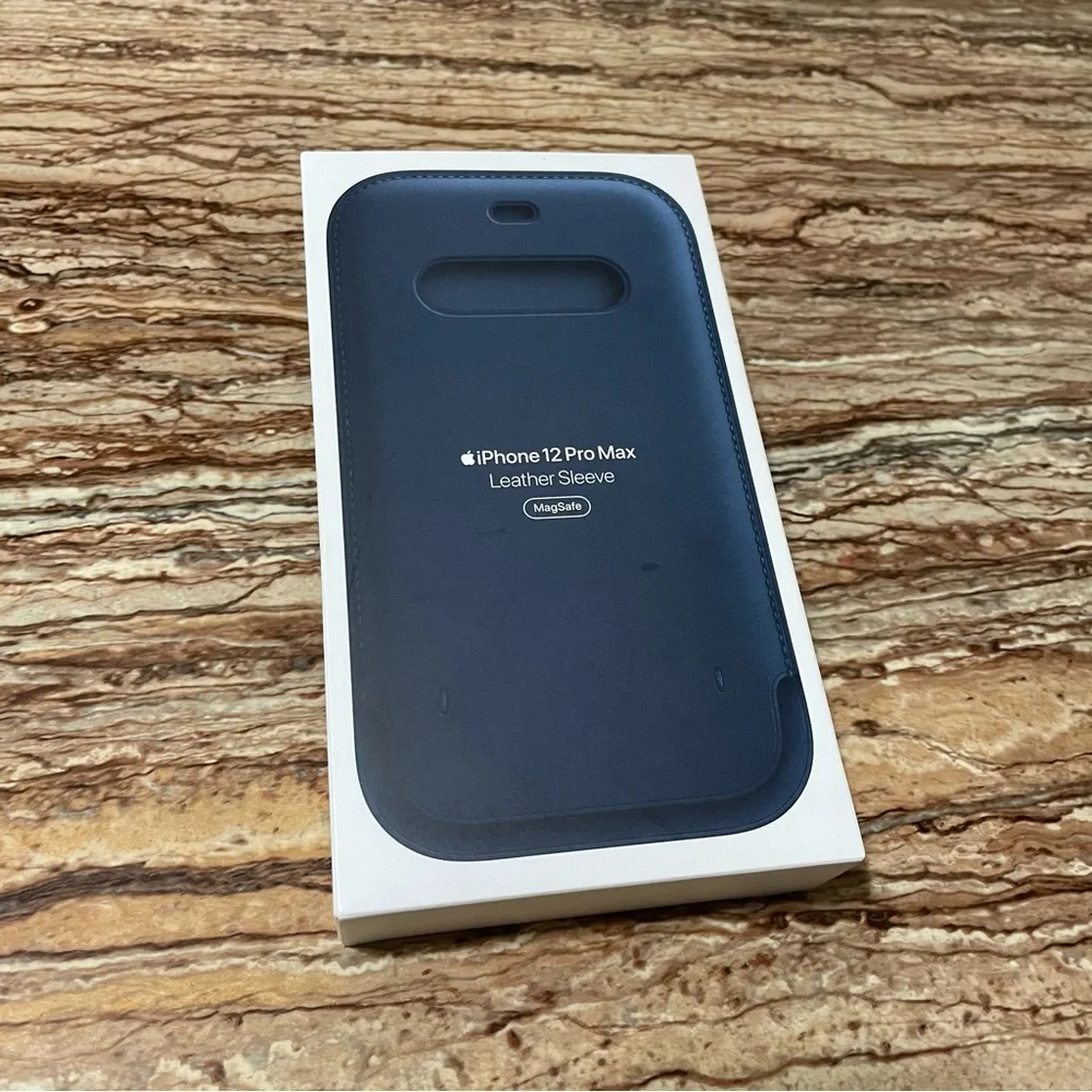 APPLE iPhone 12 Pro Max Leather Sleeve Magsafe in color Baltic Blue